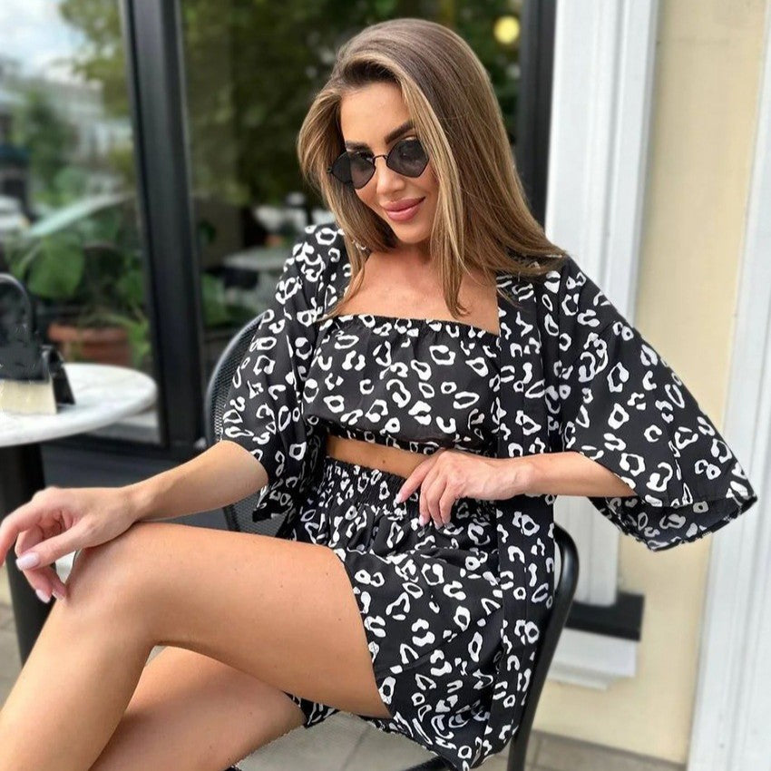 Trendy women's outfit consisting of a crop top and loose shorts with animal print Chic und Stil