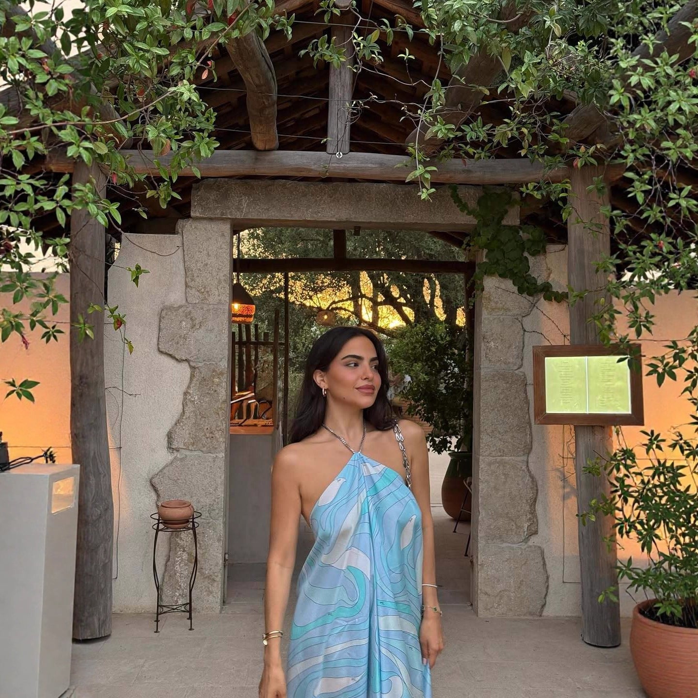 Robe maxi pour femmes avec une coupe asymétrique élégante et des motifs floraux Chic und Stil
