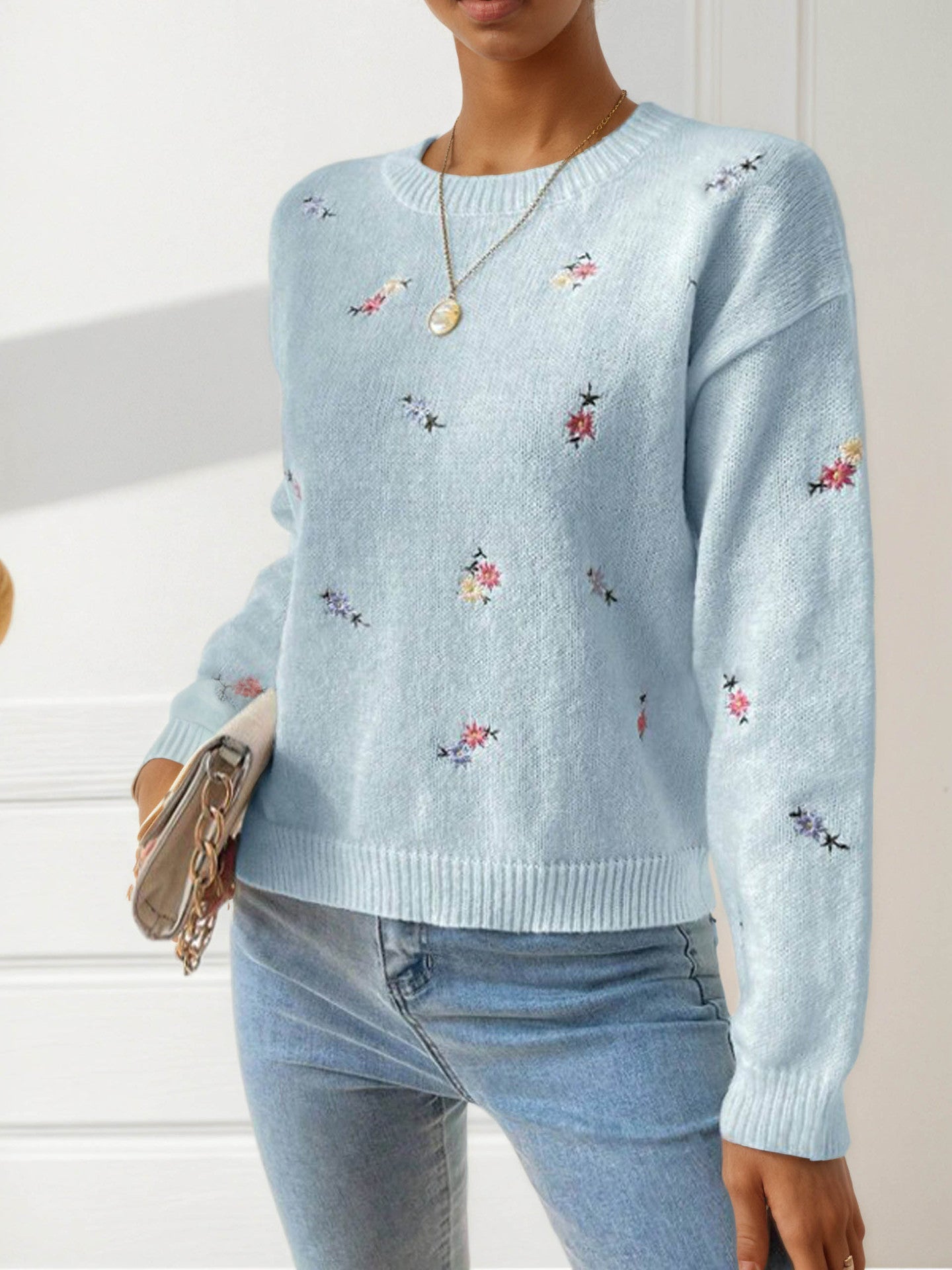 Pull en tricot pour femmes avec des détails de broderie florale et une coupe décontractée Chic und Stil