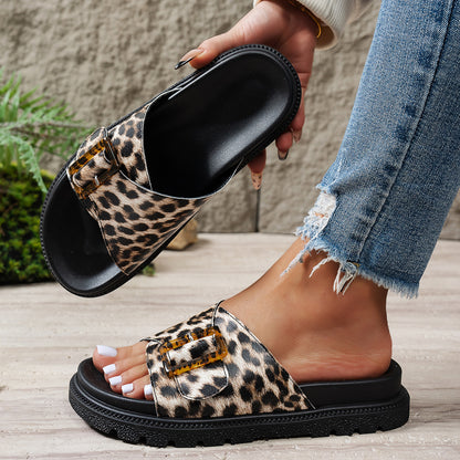 Sandales à glisser stylées pour dames avec motif léopard et design de boucle à la mode Chic und Stil