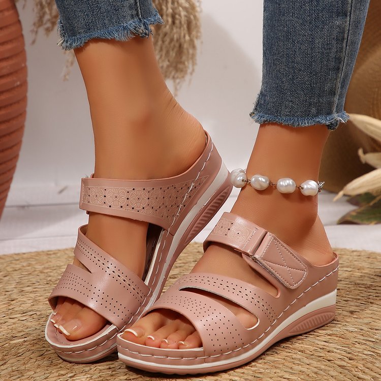 Sandales à talons compensés confortables pour femmes avec sangle réglable et structure de surface respirante Chic und Stil