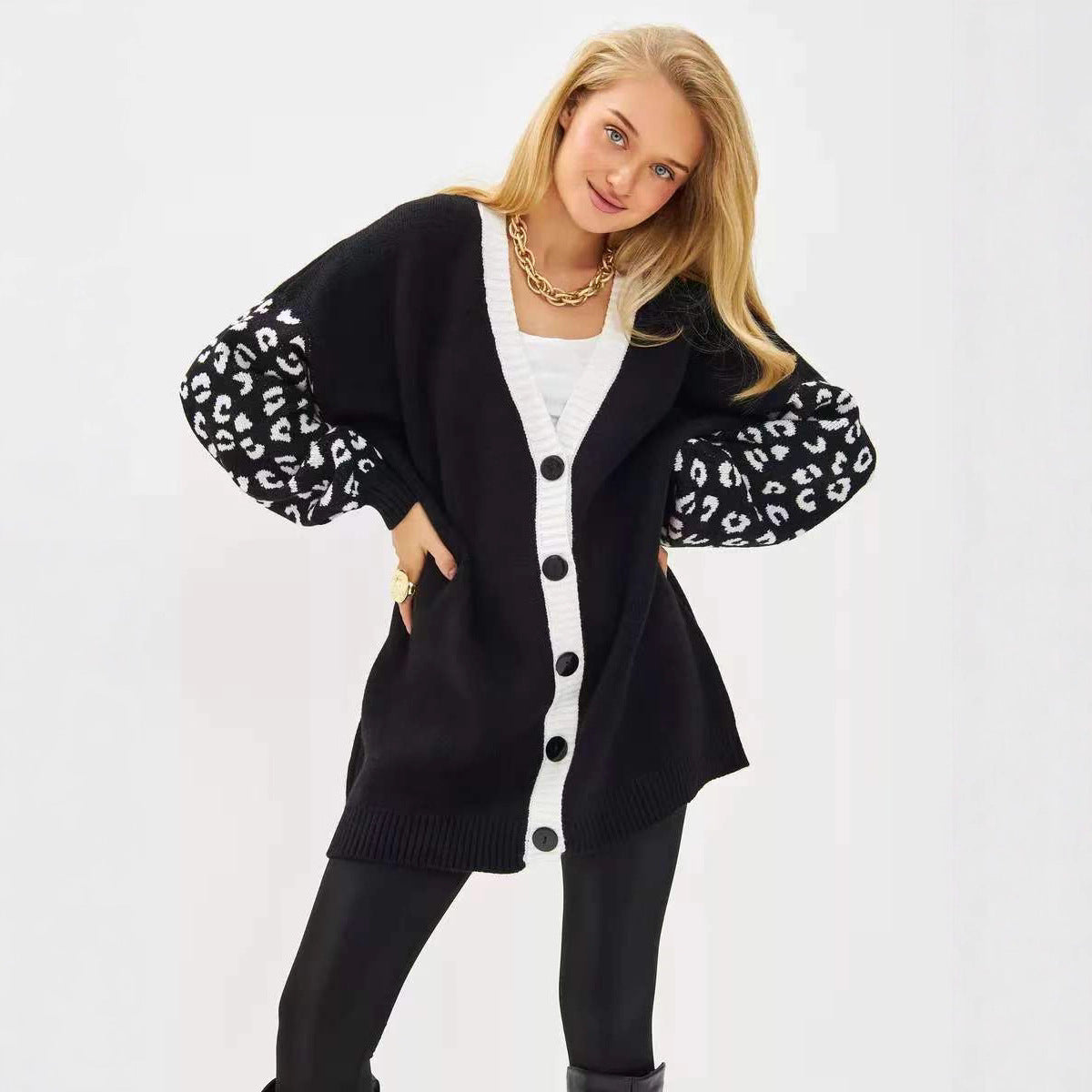 Cardigan dames avec des manches contrastantes et un motif à la mode Chic und Stil