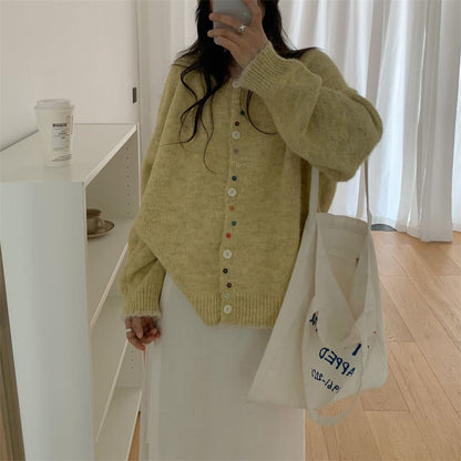 Cardigan pour femmes avec des détails de boutons colorés et un design fluide doux Chic und Stil