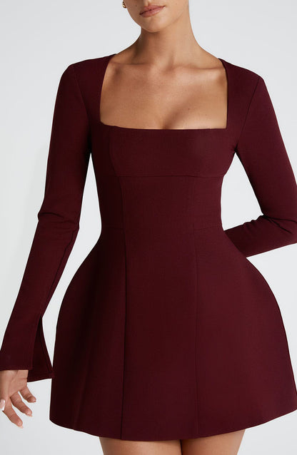 Femmes Robe mini élégante avec décolleté carré et manches évasées Chic und Stil