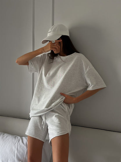 Ensemble de sport confortable pour femmes avec t-shirt décontracté et shorts Chic und Stil