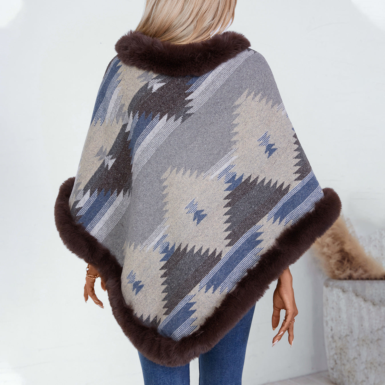 Pull en peluche pour femmes avec garniture en fausse fourrure de haute qualité et motif géométrique Chic und Stil