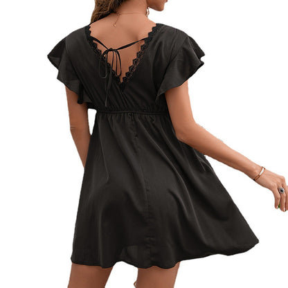 Robe aérienne pour femmes avec décolleté en V et détails en volant Chic und Stil