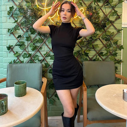 Robe courte ajustée pour femmes à manches courtes avec col montant et fronces Chic und Stil