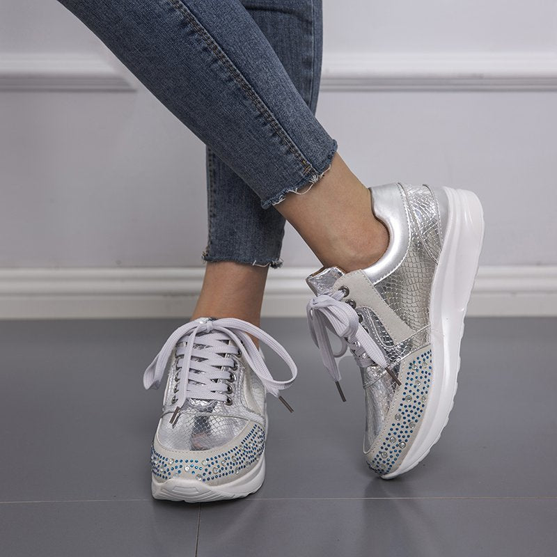 Baskets pour femmes avec des strass scintillants et une surface métallique élégante Chic und Stil