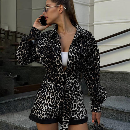 Chemisier oversize à imprimé animal pour femmes avec une coupe cintrée et une ceinture à la mode Chic und Stil