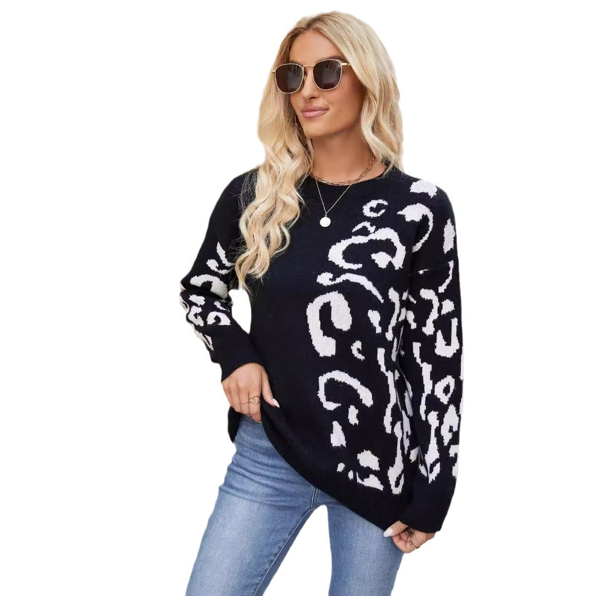 Animal print knitted sweater for women with a casual fit Chic und Stil