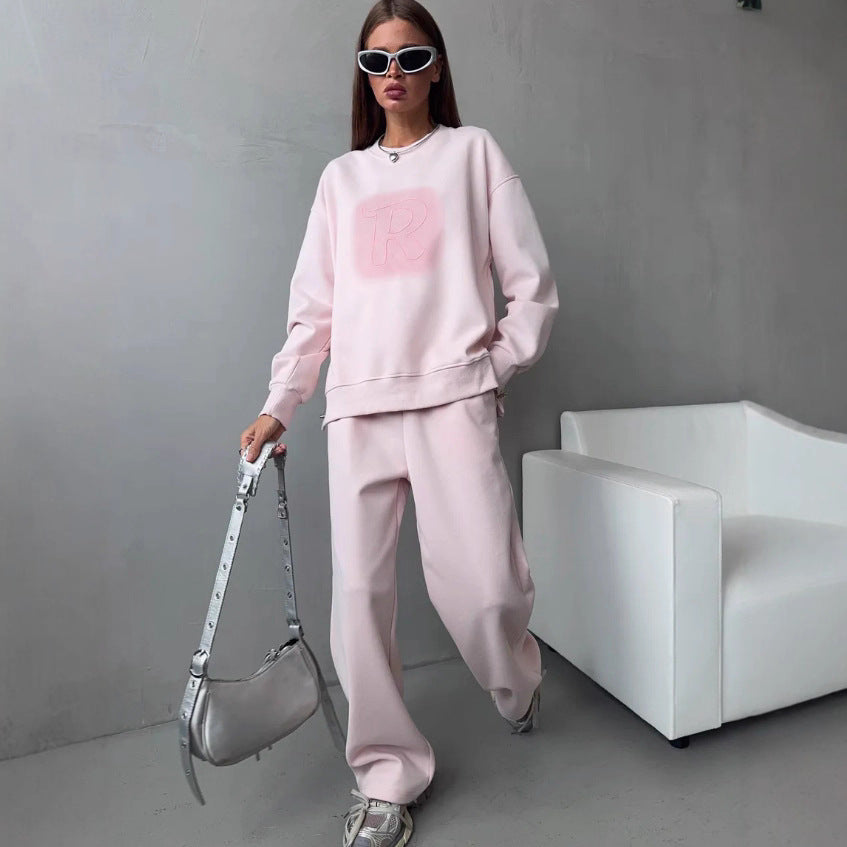 Casual outfit for women with oversized sweatshirt and comfortable pants Chic and Style