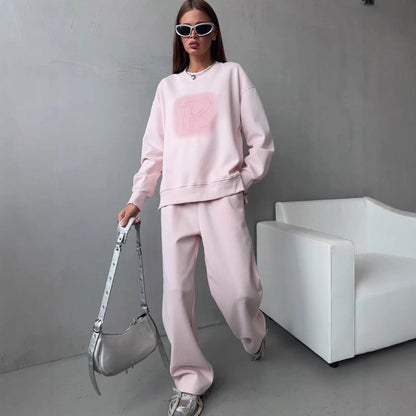 Casual outfit for women with oversized sweatshirt and comfortable pants Chic and Style