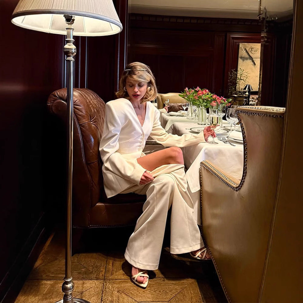 Dames élégant ensemble complet avec épaules structurées et décolleté en V profond Chic und Stil