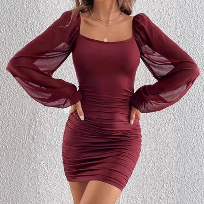 Robe courte ajustée pour dames avec des manches bouffantes transparentes et des détails en volants Chic und Stil