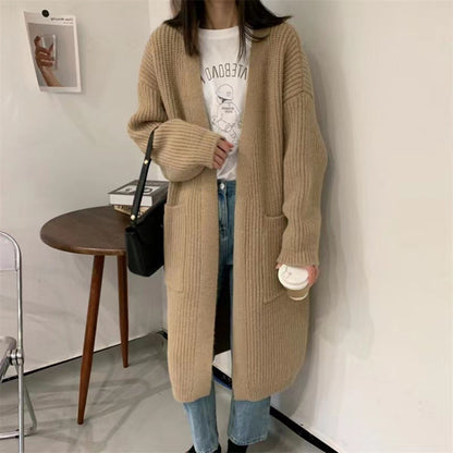 Cardigan en tricot féminin avec une silhouette décontractée et des poches profondes Chic und Stil