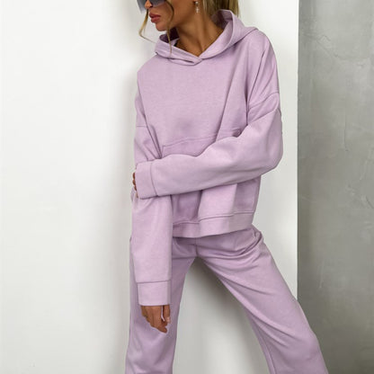 Casual set for women with oversized hooded sweatshirt and chic casual jogger pants