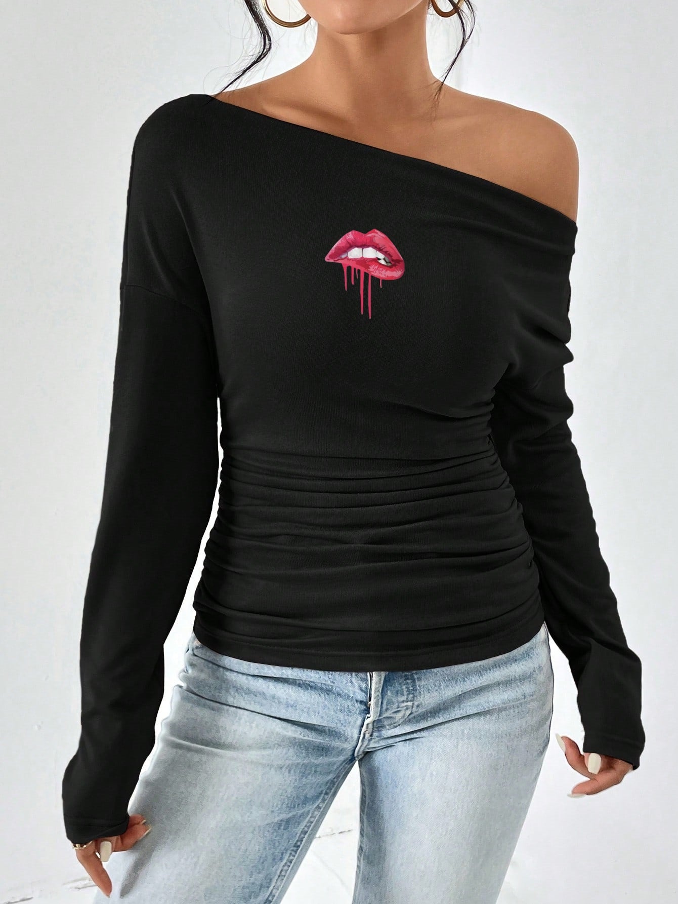 T-shirt à manches longues ajusté pour femmes avec décolleté asymétrique et fronces Chic und Stil