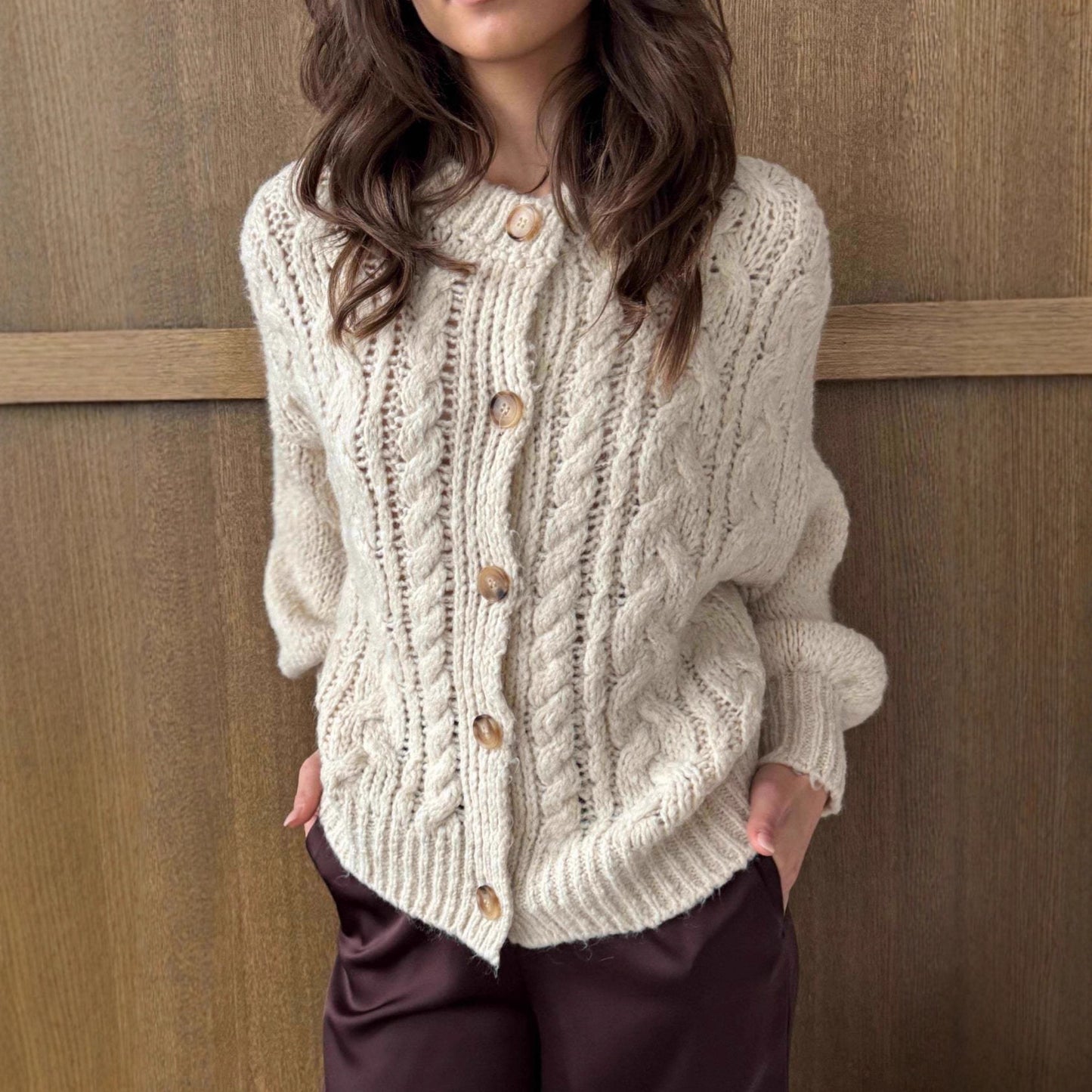 Dames gros tricot cardigan avec des détails de bouton élégants et des manches volumineuses Chic und Stil