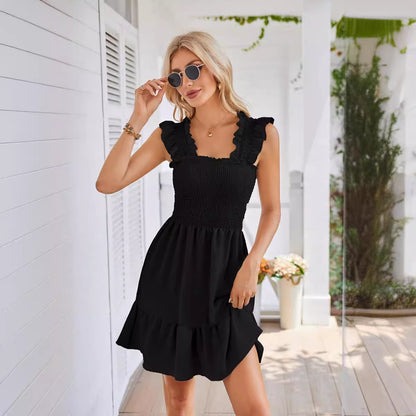 Robe mini d'été pour femmes avec des détails en volants et une coupe cintrée Chic und Stil