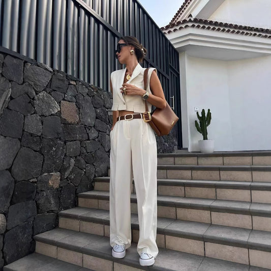 Wide palazzo pants for women with an elegant pleat treatment at the waist Chic und Stil