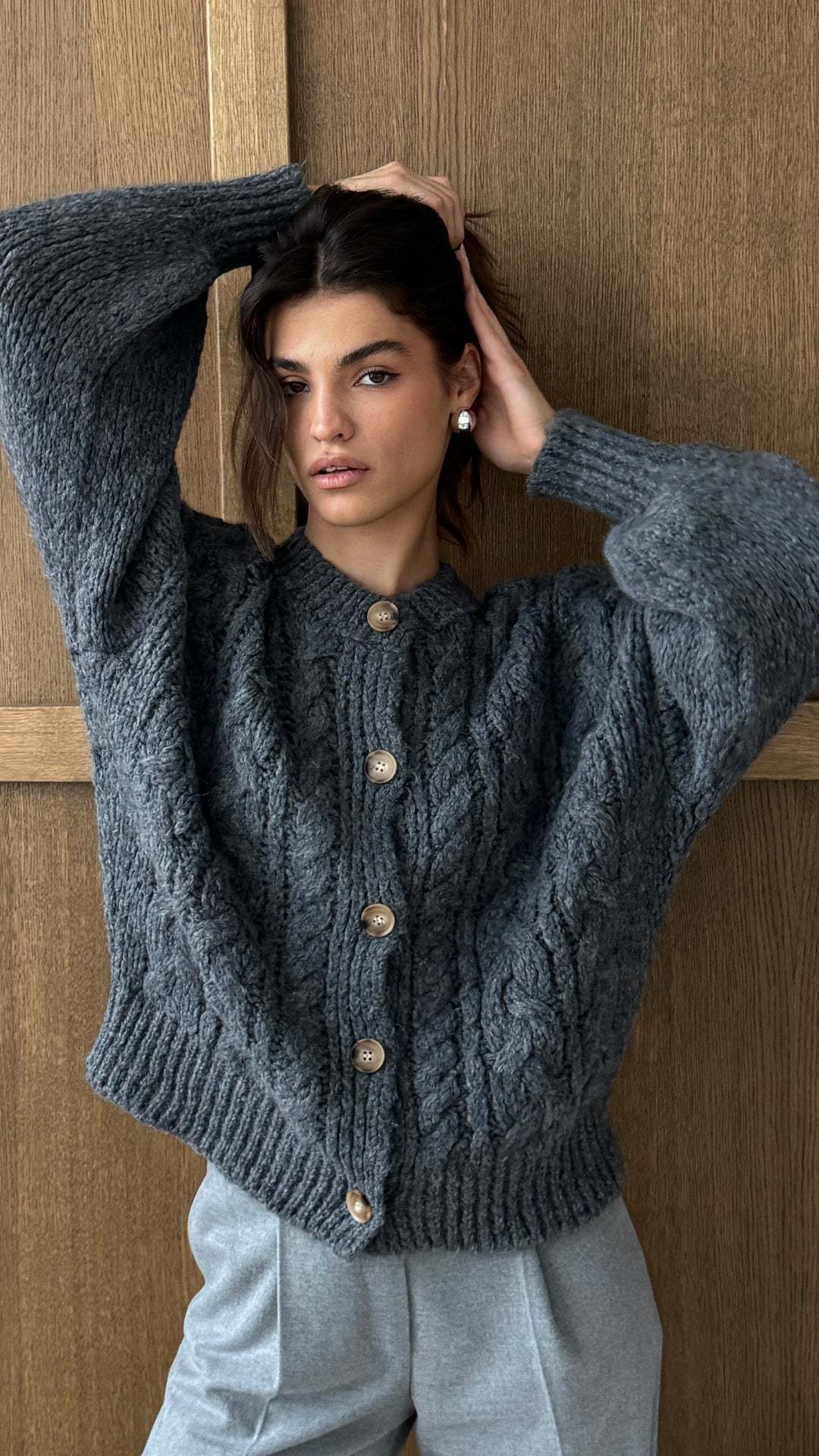 Dames gros tricot cardigan avec des détails de bouton élégants et des manches volumineuses Chic und Stil