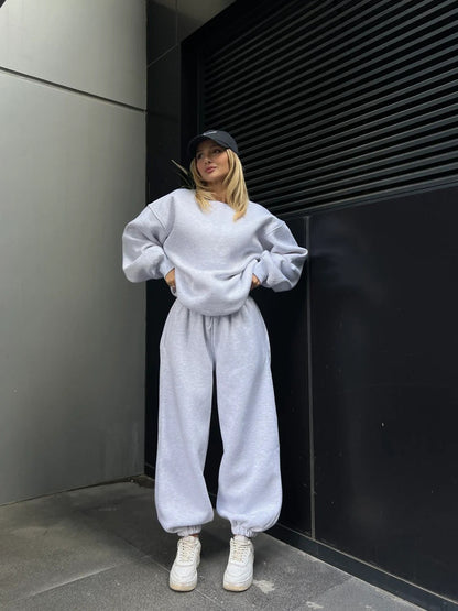 Oversized casual hoodie set for women and fitted jogger pants Chic und Stil