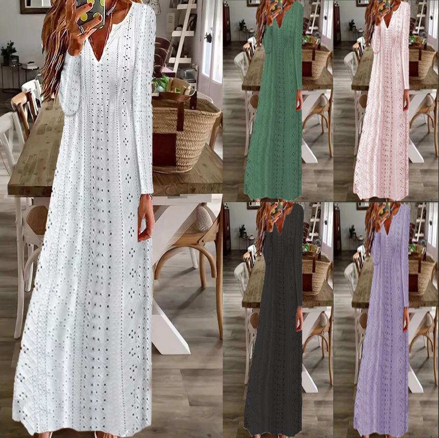 Robe maxi pour dames avec un motif en dentelle délicate et décolleté en V Chic und Stil