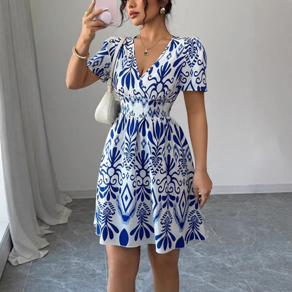 Robe mini femme avec une coupe A-line ludique et des motifs floraux Chic und Stil