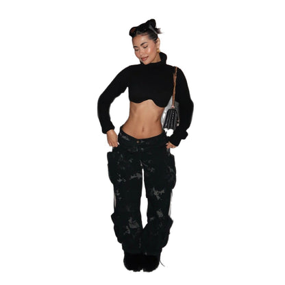 Women's cargo pants with a trendy batik design and practical side pockets Chic and Style