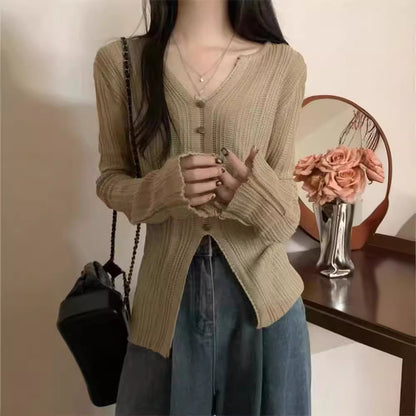 Pull élégant pour femmes avec décolleté en V, détails de boutons et manches décontractées Chic und Stil