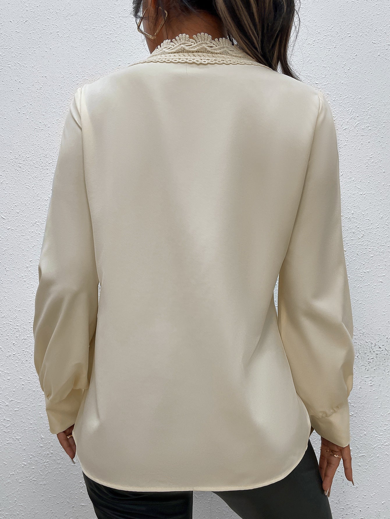 Dames Élégante blouse avec dentelle et détails de boutons Chic und Stil