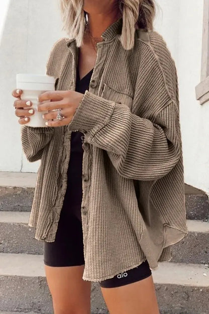 Dame Oversized Waffle-Shirtjacke avec patte de boutonnage et poches pratiques Chic und Stil