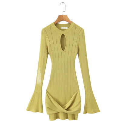 Robe en tricot ajustée pour dames avec un décolleté original et un volant Chic und Stil