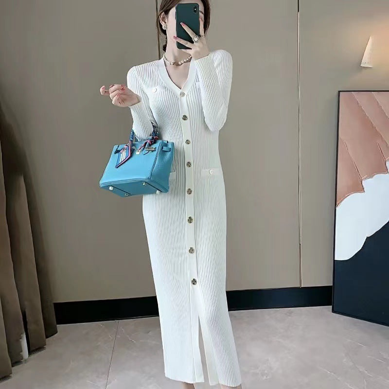 Robe tricot mi-longue pour femmes avec détails de boutons et fente latérale Chic und Stil