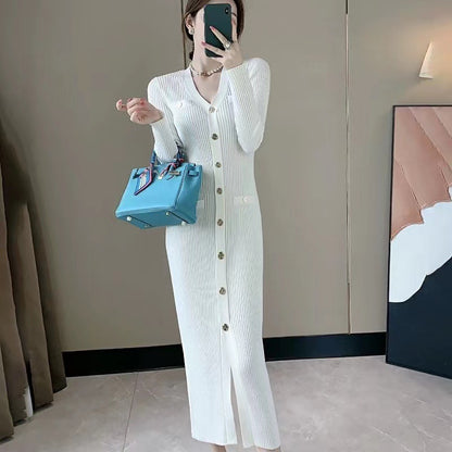 Robe tricot mi-longue pour femmes avec détails de boutons et fente latérale Chic und Stil