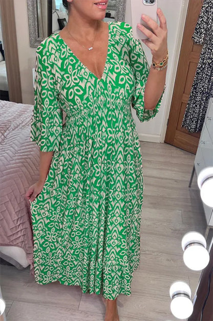 Robe maxi femme avec décolleté en V et motif floral saisissant Chic und Stil