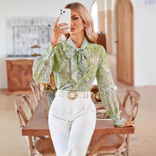 Chemisier pour femmes avec col à nœud et motif floral Chic und Stil