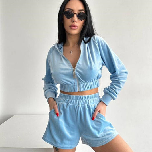 Women's sporty hoodie and shorts set with elastic waistband Chic & Stil