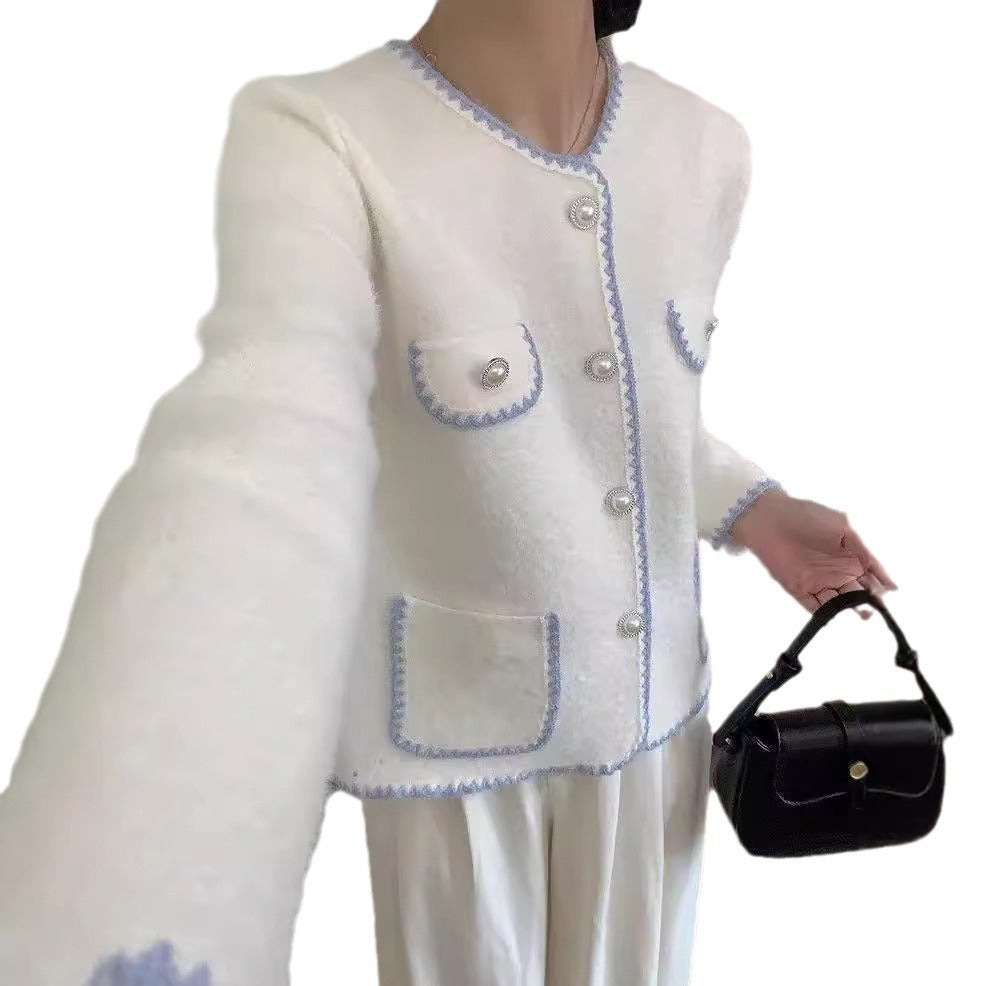 Ladies' Elegant knitted vest with pearl-embellished pockets and feminine accents. Chic and stylish.