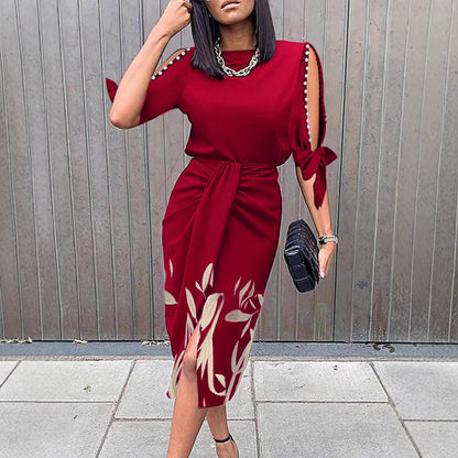 Robe mi-longue pour femmes avec des détails floraux et une fente élégante Chic und Stil