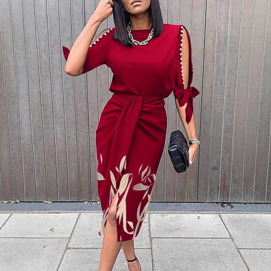 Robe mi-longue pour femmes avec des détails floraux et une fente élégante Chic und Stil