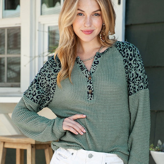 Chemise à manches longues pour femmes avec des manches léopard de couleur contrastée et boutonnière Chic und Stil