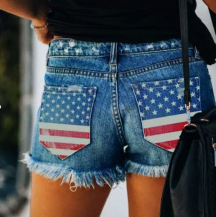 Women's casual denim shorts with American flag print and frayed edges Chic und Stil