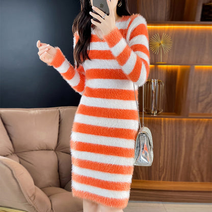 Robe en tricot pour femmes avec un motif rayé à la mode et un décolleté en V profond Chic und Stil