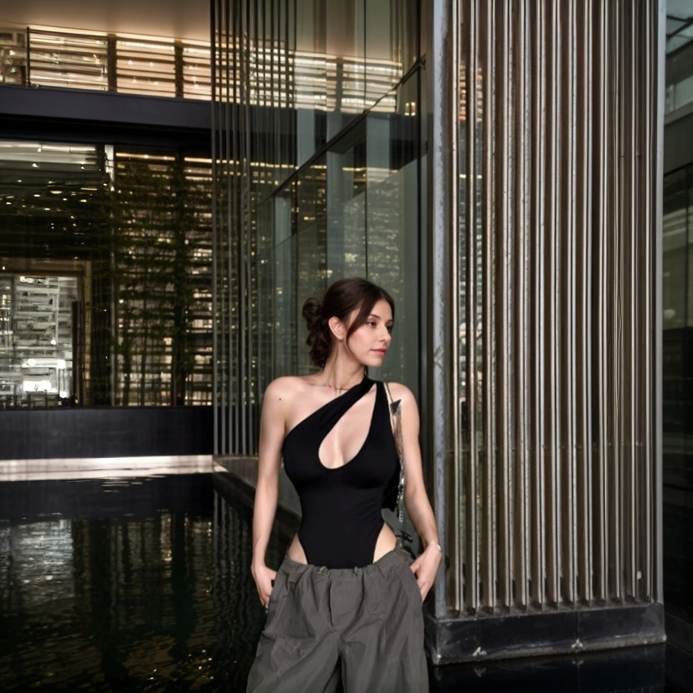 Maillot de bain tendance pour femmes avec découpe asymétrique et décolleté profond Chic & Stil