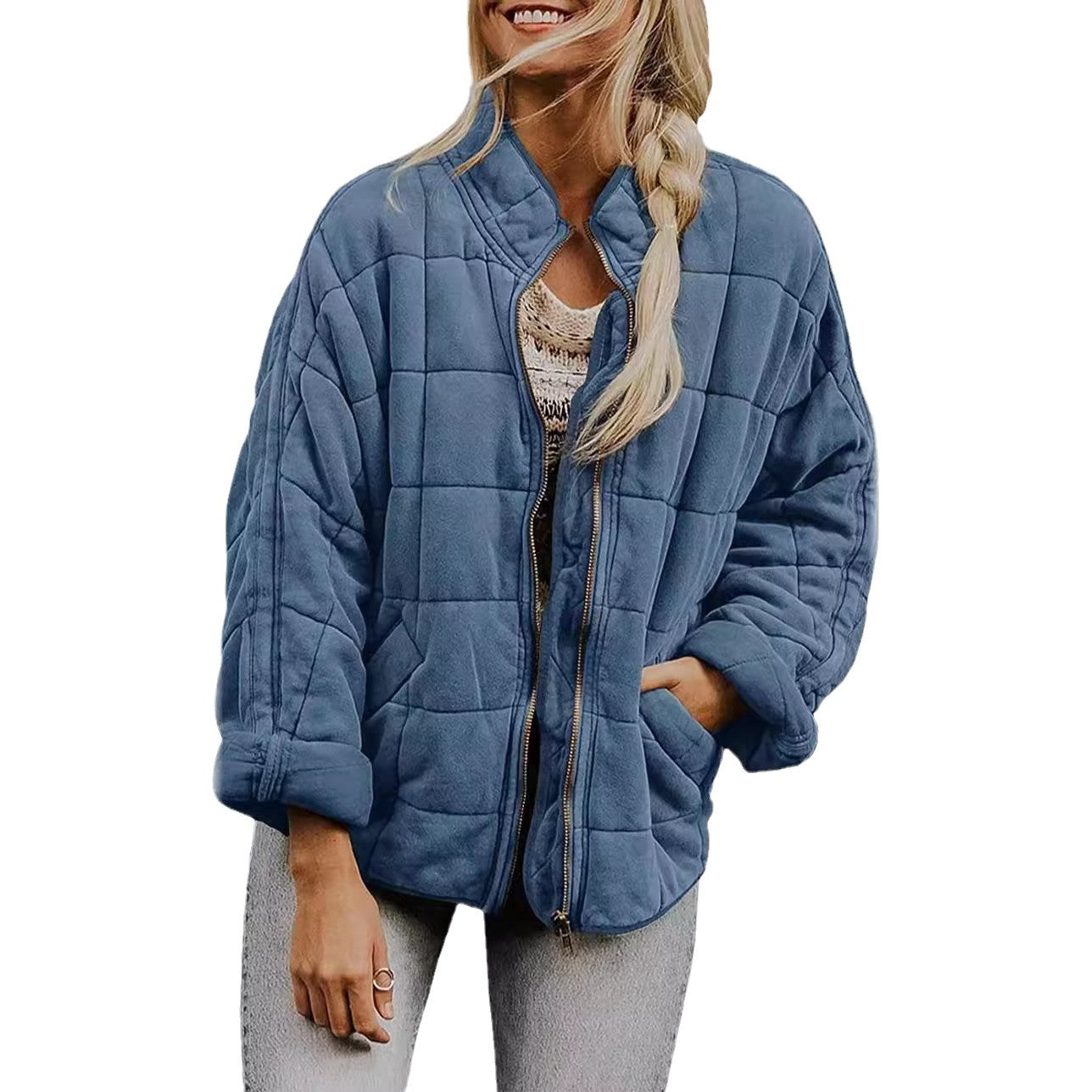 Chic women's puffer jacket with practical zipper and large pockets. Chic and stylish.