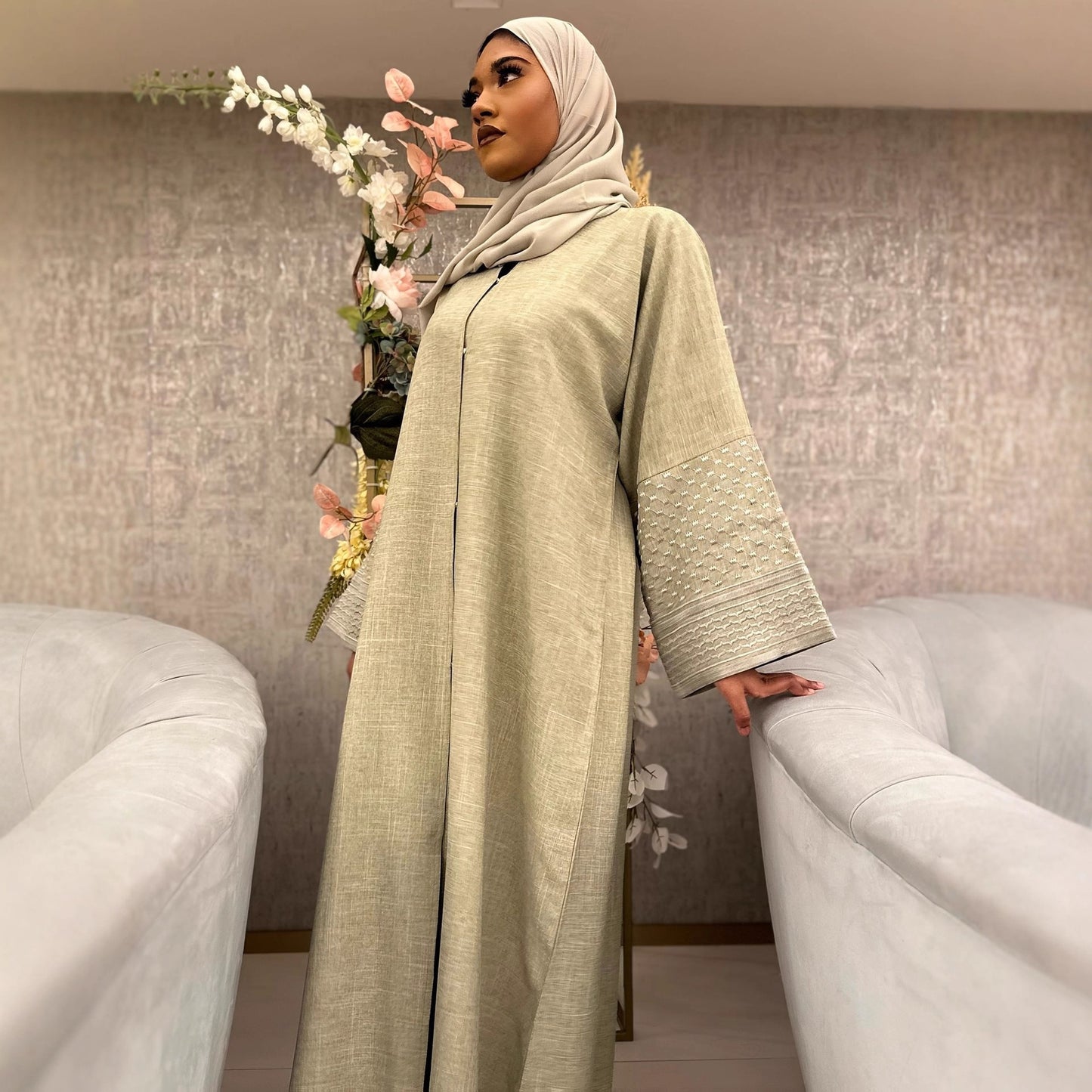 Robe maxi élégante pour femmes avec des manches trompette à la mode et des détails fins Chic und Stil