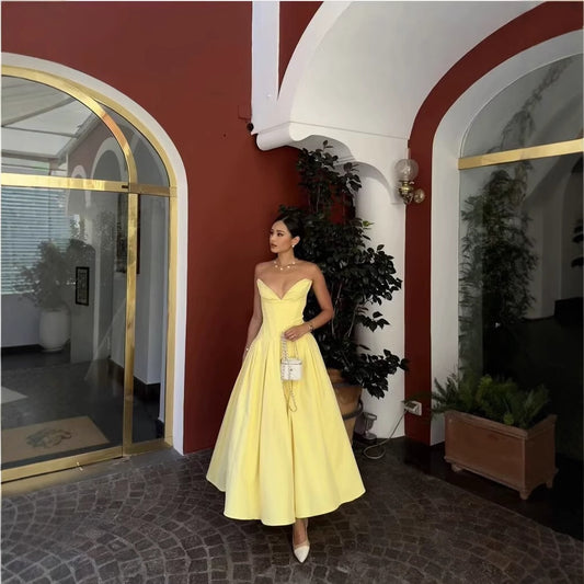 Robe maxi femme avec décolleté bustier élégant et jupe fluide Chic und Stil
