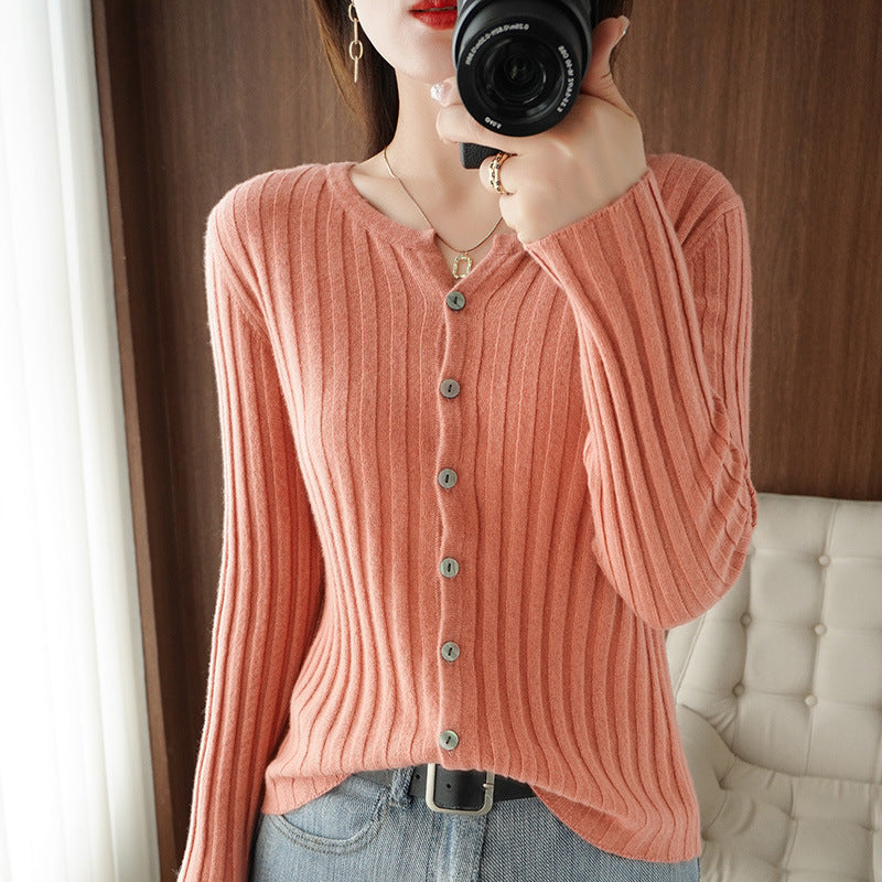 Cardigan pour femmes avec un fin motif en côtes et des détails de boutons élégants Chic und Stil